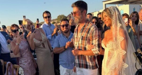 Ξεκίνησε η τελετή για την Αθηνά Οικονομάκου: Δείτε τη νύφη – Συγκινημένος ο Μπρούνο Τσερέλα την περίμενε με τη μητέρα του (Φωτογραφίες)