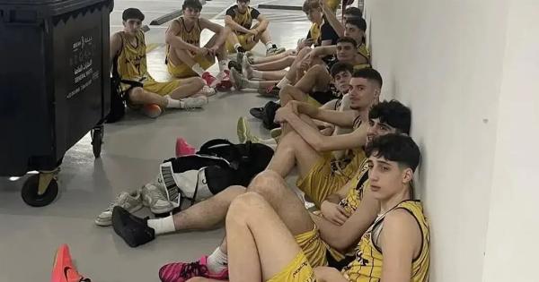 Τα κατάφεραν: Επιστρέφουν από το Άμπου Ντάμπι οι ανήλικοι αθλητές του μπάσκετ του Άρη