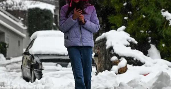 Καιρός: «Πολική φωτοβολίδα» φέρνει χιόνια ακόμη και στην Αττική