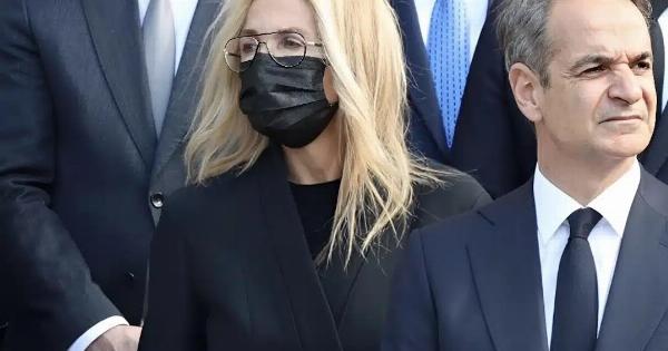 Με χοντρούς επιδέσμους η Μαρέβα Μητσοτάκη μετά το διπλό χειρουργείο