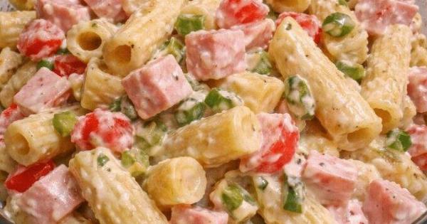 Η σαλάτα ζυμαρικών που ‘σπάει’ τα κοντέρ: Κρεμώδης, δροσερή και χωρίς να σε βαραίνει