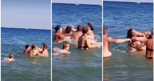 Άγριο ξύλο σε παραλία: Μαλλιοτράβηγμα και μπουνιές μέσα στη θάλασσα μπροστά στα μάτια έντρομου παιδιού!