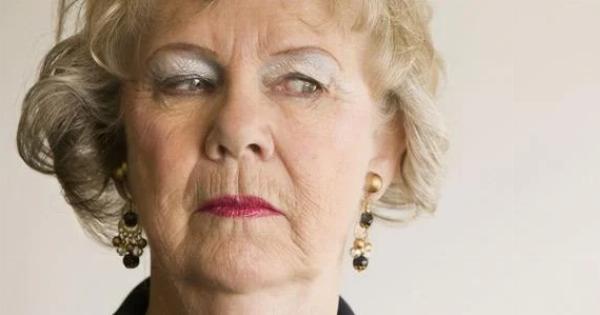 Οι γονείς του μελλοντικού μου συζύγου με έσπρωξαν από το γιοτ κατευθείαν στη θάλασσα και γελούσαν μαζί μου, ενώ ο αρραβωνιαστικός μου δεν προσπάθησε καν να με βοηθήσει· ήταν σίγουροι ότι μπροστά τους είχαν μια απλή σερβιτόρα, αλλά δεν είχαν ιδέα ποια είμαι πραγματικά και τι μπορώ να κάνω