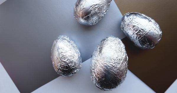 Βάψιμο αυγών: Δοκιμάστε το κόλπο με το αλουμινόχαρτο! Θα σας ρωτάνε όλοι πώς τα φτιάξατε