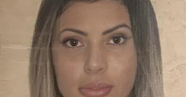 Την κράτησαν στο αεροδρόμιο γιατί από τις πολλές πλαστικές δεν την αναγνώριζαν στο διαβατήριό της