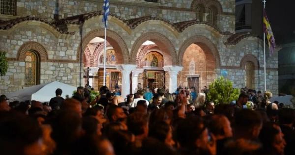 Αγρυπνία για τον Γιώργο Μαζωνάκη: Άγριο ξύλο έξω από το ναό σε επιδειξία