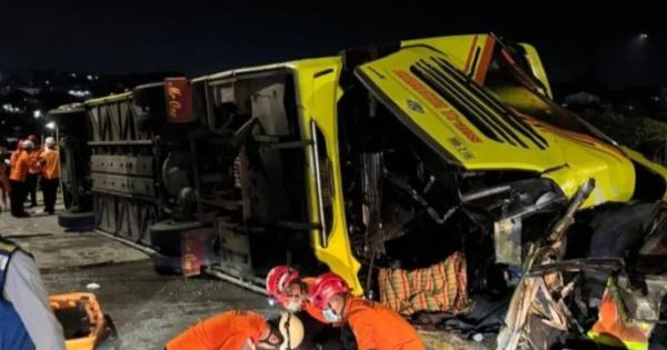 Σoκαpιστικo δuστuxnμα: 16 vεκpoi σε Tpoxαio στο οποίο Evεπλάκn λεωφορείο