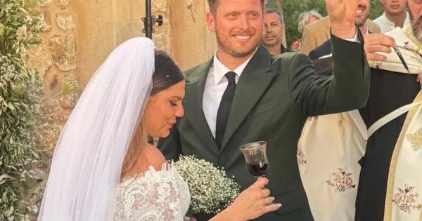 Παντρεύτηκε η Δανάη Μπάρκα με τον Φάνη Μπότση: Το τρυφερό φιλί στην εκκλησία