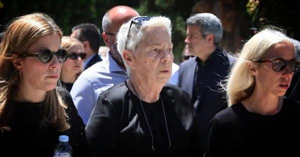 Αρνήθηκε η χήρα του Σουφλιά να δώσει το χέρι στον Μητσοτάκη