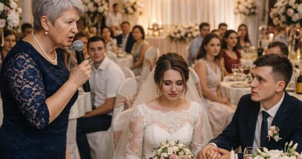 Ακριβώς στη μέση της γιορτής, η πεθερά πήρε το μικρόφωνο και, χωρίς να ντρέπεται μπροστά στους καλεσμένους, αποκάλεσε τη νύφη «ζητιάνα», μόνο και μόνο επειδή ζούσε σε χωριό