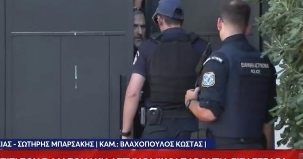 Μαζωνάκης: Σοκ! Άνοιξαν με τροχό την πόρτα του σπιτιού του – Στην Ασφάλεια οι αδερφές του και το ζευγάρι γιατρών