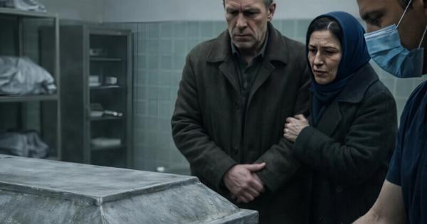 Οι γονείς δεν πίστεψαν ότι ο απόλυτα υγιής γιος τους θα μπορούσε να πεθάvει από κάποια ακατανόητη Aσθέvεια κι επέμειναν να ανοίξουν το φέpετpo από ψευδάργυρο: Auτo που ανακάλυψαν μέσα, σuγκλovισε τους πάντες