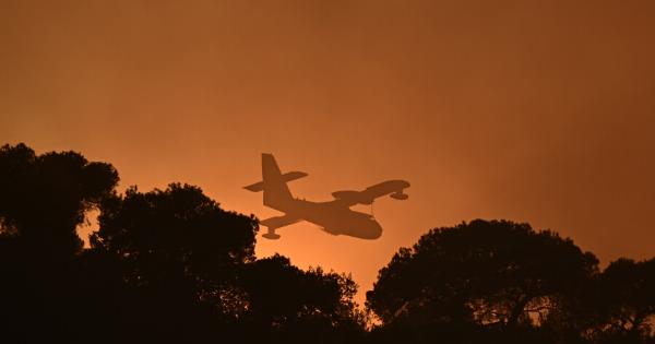 Εφιαλτική νύχτα: «Κόλαση» φωτιάς – Καίγονται σπίτια, εικόνες απελπισίας