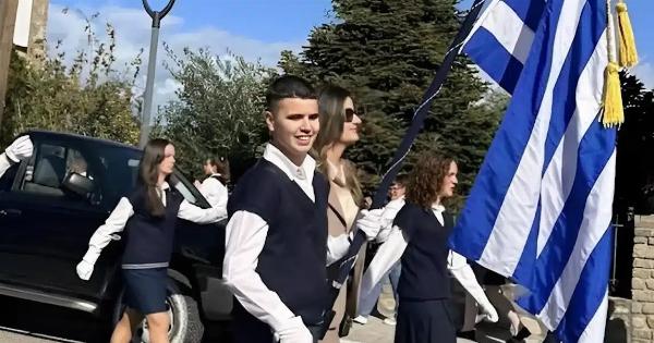 28η Οκτωβρίου: Περηφάνια στο Αγρίνιο για τον τυφλό σημαιοφόρο