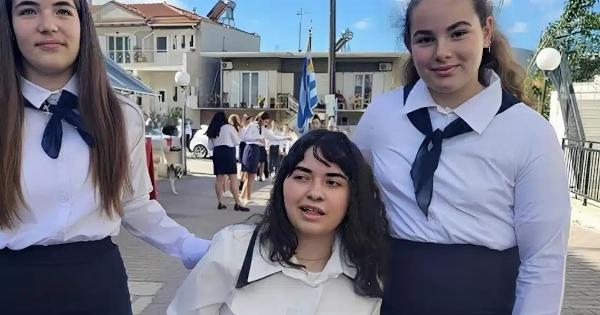 Συγκινητική στιγμή – Η πρώτη παρέλαση της μικρής Αλεξίας μετά τον τραυματισμό της από αδέσποτη σφαίρα