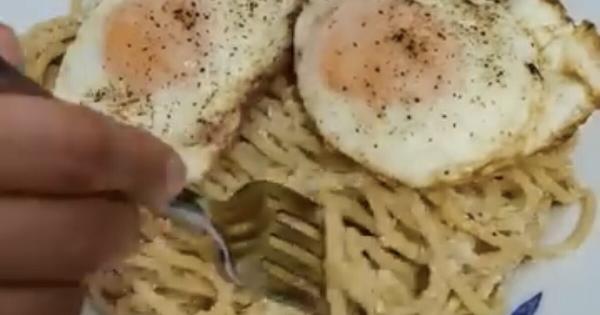 Η μακαρονάδα με αυγά και μυζήθρα που είναι πεντανόστιμη και καλύτερη από κρέας