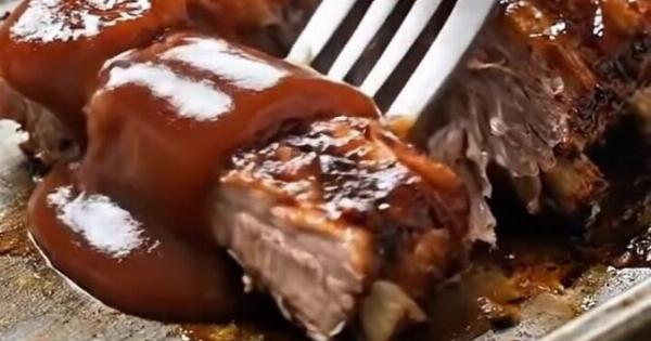 Τα πιο ζουμερά παϊδάκια με σπιτική BBQ σάλτσα που θα φτιάξεις ποτέ