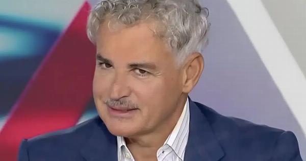 Σαν σταρ του σινεμά ο Άρης Σπηλιωτόπουλος με νέο λουκ με μουστάκι – Τι είπε για τον Σαμαρά