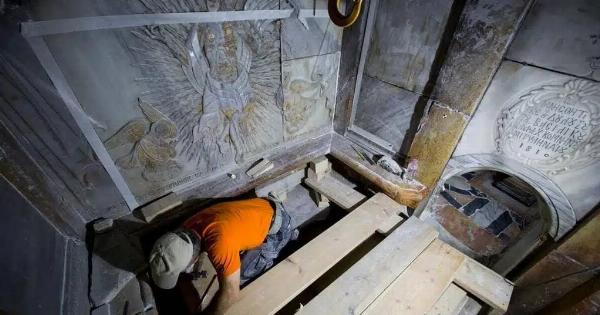 Ανατριχίλα! Η στιγμή που ανοίγουν τον τάφο του Ιησού Χριστού