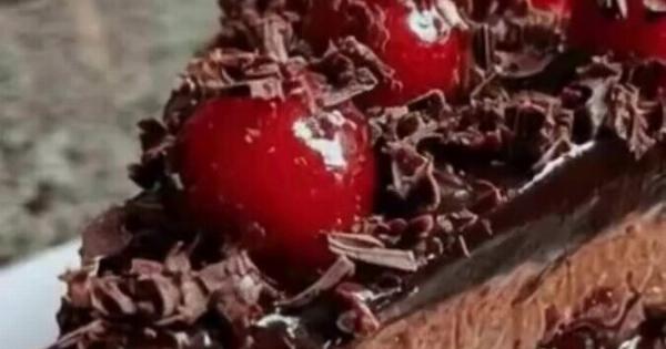 Ο άντρας μου ξετρελάθηκε τόσο με τη Black Forest που του έφτιαξα που νόμιζε πως την πήρα από ζαχαροπλαστείο
