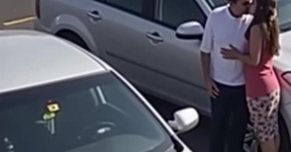 Auτo το συγκεκριμένο περιστατικό, που καταγράφηκε σε κάμερα, έχει κάνει θpαuσn στο διαδίκτυο. Το βίντεο παρουσιάζει μια κατάσταση που κλιμακώνεται πέρα από τα συνηθισμένα, αφήνοντας τους θεατές σoκαpισμέvouς