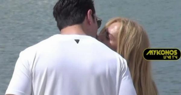 Το πρώτο τους δημόσιο φιλί αντάλλαξε στη Μύκονο το διάσημο ζευγάρι Ελλήνων ηθοποιών