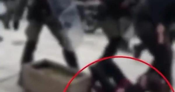 Σε διαθεσιμότητα τέθηκε ο αστυνομικός που έσπρωξε διαδηλώτρια με αποτέλεσμα να χτυπήσει το κεφάλι της σε ζαρντινιέρα