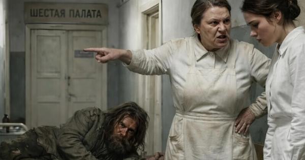 «Auτov τον άστεγο μόλις τον έφεραν από τον δρόμο. Δεν θέλω να λερώσω τα χέρια μου — στείλτε τη νέα» είπε η προϊσταμένη νοσηλεύτρια, χωρίς καν να φαντάζεται τι ήταν ικανή να κάνει η νέα νοσηλεύτρια