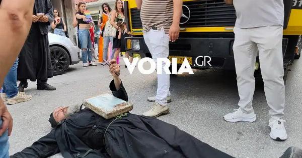 Ρασοφόρος ξάπλωσε μπροστά σε άρμα του Pride στη Θεσσαλονίκη φωνάζοντας «Μετανοείτε»