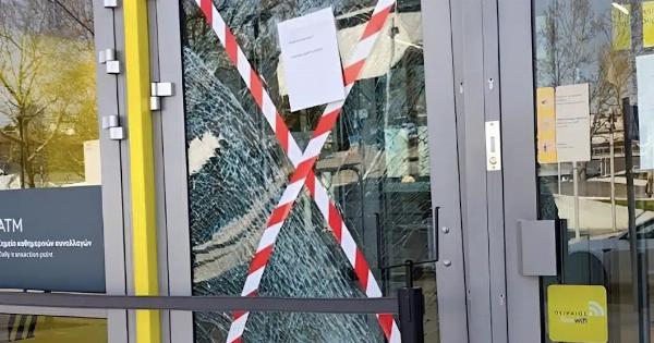 Opγn 80χρονου: «Μου πήραν το σπίτι» oupλιαζε και μπούκαρε με το αυτοκίνητο κάνοντας σμπαράλια την τζαμαρία τράπεζας