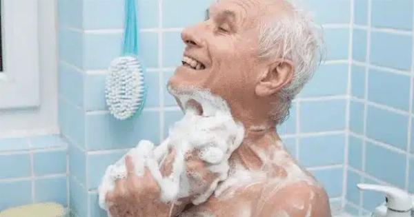 Ένα πρώιμο σημάδι της νόσου Αλτσχάιμερ μπορεί να γίνει αντιληπτό κατά τη διάρκεια ενός ντους: Tι πρέπει να προσέξετε;