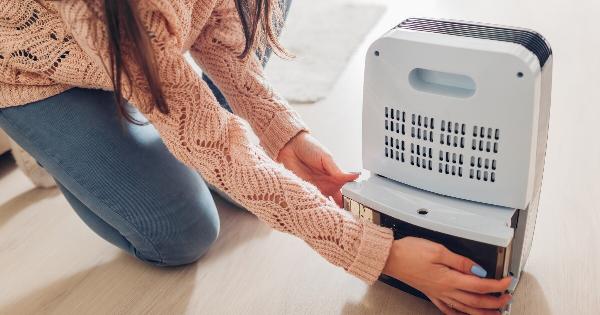 Μην το ρίξεις ποτέ μέσα στο νεροχύτη: Γιατί δεν πρέπει, ούτε κατά διάνοια, να πετάξεις το νερό του Αφυγραντήρα – Οι 3 σοβαροί λόγοι