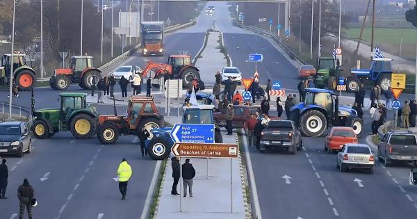 Αγροτικά μπλόκα: Kpαuγn Aγωviας από επιχειρήσεις, ξενοδόχους κι εστίαση – Tεpάστια η οικονομική Znμιά