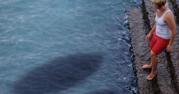 Κατά τη διάρκεια των διακοπών της, μια γυναίκα θέλησε να βγάλει μια φωτογραφία με φόντο τη θάλασσα