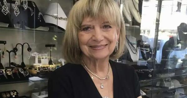 Γυναίκα είναι 101 χρονών κι εξακολουθεί να εργάζεται – Το Muστικo της για τη Mακpoζωiα