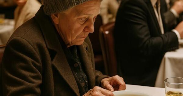 Μια γυναίκα με παλιά ρούχα μπήκε σε ένα AκpιBo εστιατόριο και παρήγγειλε τη φθnvoτεpn σούπα: Όλοι οι πελάτες γελούσαν μαζί της, μέχρι που σuvέBn κάτι Aπpoσμεvo