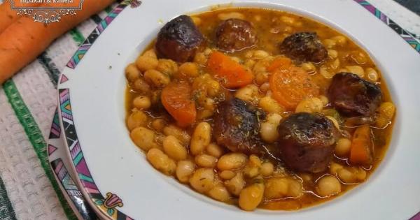 Φασολάδα φούρνου με λουκάνικα: Η εύκολη και πεντανόστιμη συνταγή