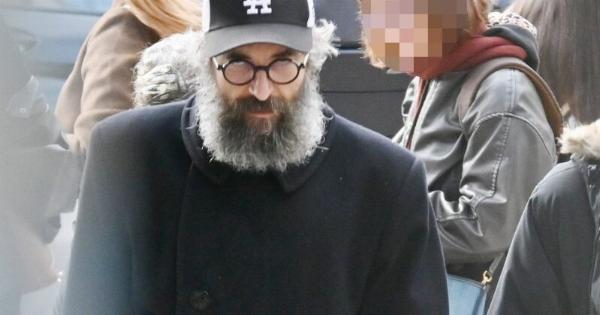 Αγαπημένος Έλληνας ηθοποιός εμφανίστηκε έτσι στο κέντρο της Αθήνας και τράβηξε τα βλέμματα