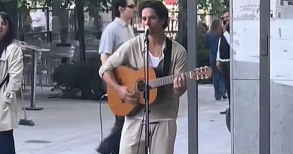 Ο Πάνος Βλάχος τραγούδησε με την κιθάρα του στην Ερμού κι όλοι έμειναν άναυδοι