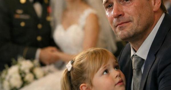 Πέντε χρόνια μετά τον θάνατο της γυναίκας μου, πήρα την κόρη μου στον γάμο ενός παιδικού μου φίλου και όταν είδα τη νύφη, εκείνη με ρώτησε: «Μπαμπά, γιατί κλαις;»
