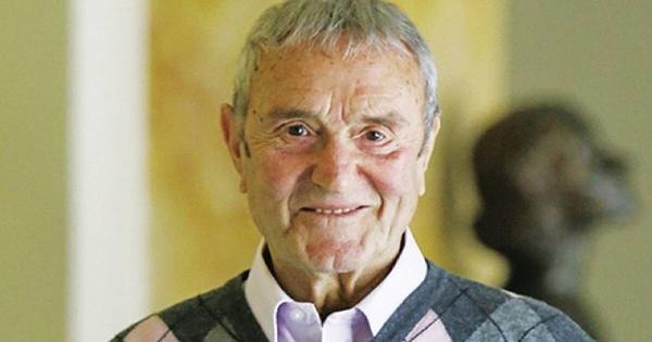 Ο Γιάννης Βογιατζής 100 ετών περιγράφει πώς έκοψε το τσιγάρο και τα μυστικά μακροζωίας του