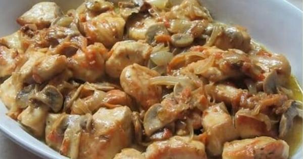 Κοτόπουλο με μανιτάρια, κρασί και κρέμα γάλακτος – Εύκολη συνταγή