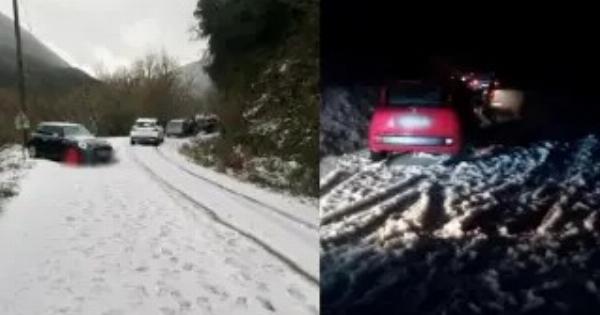 Δραματικές στιγμές στο Πάπιγκο: Τουλάχιστον 30 αυτοκίνητα εγκλωβίστηκαν – Όχημα έπεσε στον γκρεμό