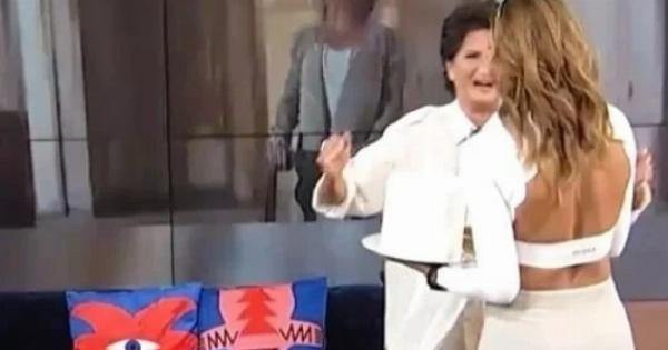 Μπούκαρε στην ΕΡΤ με λευκό κολάν και όλοι τα… έχασαν