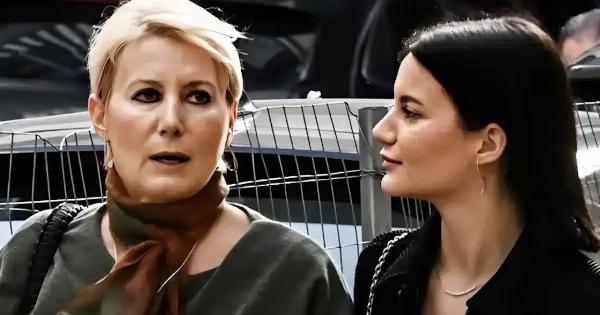 Κομψή από πάνω μέχρι κάτω η Νατάσα Παζαΐτη – Σπάνια κοινή εμφάνιση με την 23χρονη κόρη της στο κέντρο της Αθήνας