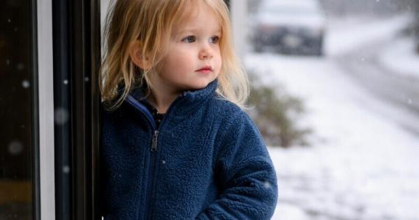 Ένα μικρό ξυπόλητο κορίτσι περίμενε τη μητέρα του στο χιόνι… μέχρι που εμφανίστηκε μια φάλαγγα μοτοσικλετιστών. Αυτό που συνέβη στη συνέχεια άλλαξε τα πάντα